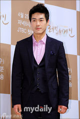 组图：金智秀崔哲浩等出席新剧《LoveAgain》发布会