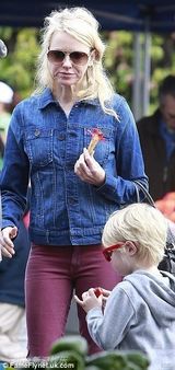 组图：娜奥米-沃茨逛集市卖菜 不慎露股沟抢镜