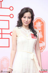 组图：刘心悠情人节甜美亮相 小男孩现场献吻