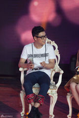 组图：小沈阳跨界做歌手 曝家里贴满杨钰莹海报