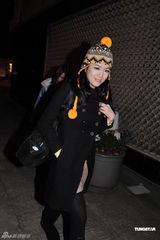 组图：《喜上加囍》杀青封街 数百群众演员街头热舞