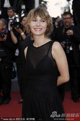 幻灯图集：《毒太阳2》首映 乔沃维奇拼接礼服耀眼