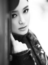 组图：秦岚黑白大片曝光  皮衣武装慵懒迷人