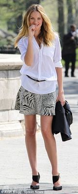 组图：坎蒂丝街头拍写真 裙摆飞扬宠物狗抢镜