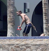 幻灯图：《绯闻女孩》男星克劳福德半裸秀肌肉