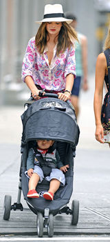 组图：米兰达-可儿携子出街 花花衬衫性感露bra