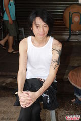 组图：王君馨拍枪战戏 保护男主黄子华