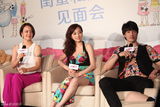 组图：《粉红女郎》发布会 结婚狂阿雅左拥右抱