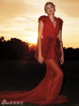 组图：麦莉杂志大片性感透视 骑重型机车秀美腿