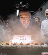 组图：陈奕迅红馆度生日 吹不灭蜡烛笑翻天