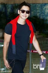 组图：韩星Rain现身机场飞上海 红衫红鞋抢眼