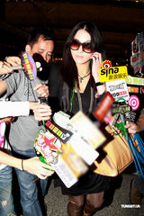 幻灯：张柏芝现身面对问题一概不答 双手合十谢媒体