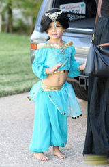 高清图：杰西卡-阿尔芭大女儿奥娜扮茉莉公主