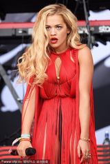 组图：丽塔-欧拉献唱音乐节布条裙性感逼人