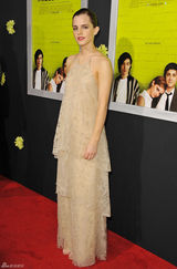 组图：艾玛《壁花少年》首映不慎露胸贴