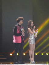 组图：张韶涵香槟色拖地长裙性感高贵