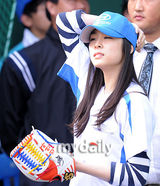 组图：韩滑冰公主金妍儿为棒球赛开球 展露灿烂笑容