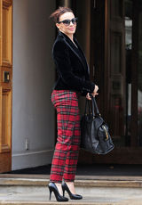 高清组图：凯莉-米洛街拍 丝绒外套搭配格纹裤