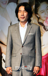 组图：韩星严智苑宣传《Festival》 低胸裙性感亮相