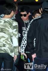 组图：JYJ飞赴越南 朴有天不惧绯闻现身机场