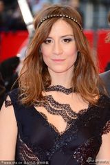 组图：《因何之名》柏林首映 女导演高贵迷人