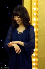 组图：索妮亮相《女人帮》春日造型活力无限