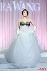 组图：陈思璇穿婚纱沾喜气 期待海岛婚礼