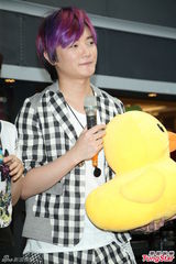 组图：阿沁升格当作家 F.I.R年底出新专辑