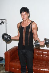 高清组图：何润东拍安全套广告大秀身材 