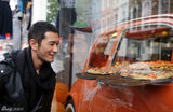 高清图：黄晓明伦敦写真 感受美食与生活的惬意