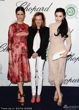 组图：范冰冰裸色紧身裙露背秀身材