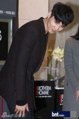 组图：元斌帅气出席化妆品牌新品发布会