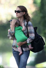 高清图：辣妈娜塔莉-波特曼出行 儿子首度曝光