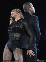 组图：碧昂斯献唱格莱美 与老公JayZ当台亲吻