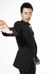 组图：高梓淇拍摄全新秋季写真 展成熟型男魅力