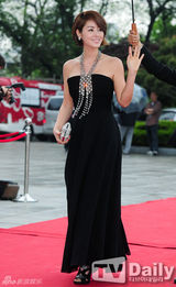 组图：百想红毯朴有天帅气 女星主打黑裙秀性感