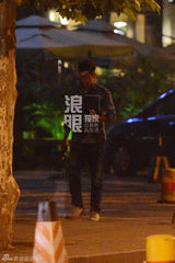 独家：夏雨宴请贵客 返座驾取红酒送礼难脱俗