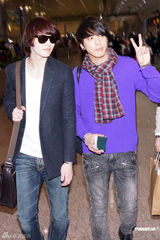 组图：CNBLUE再度袭台 粉丝疯狂包围机场