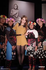 组图：萧亚轩裸妆裸肤上镜拍摄 支持慈善摄影