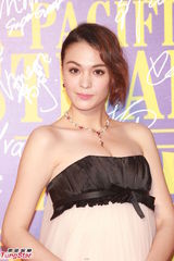 组图：亚太影展红毯生辉 刘嘉玲露半球曾宝仪秀美背