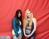 组图：艾薇儿被批粉丝合影不让碰 蕾哈娜随便摸