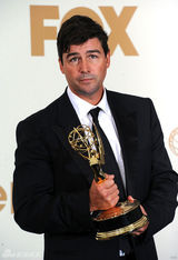 组图：艾美奖后台 剧情类视帝凯尔-钱德勒亮相