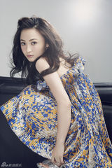 组图：姚笛清新碎花裙演绎仲夏浪漫