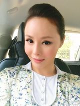 组图：央视女主播节目中疑露深V 生活照曝光