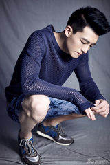 组图：孙艺洲演绎商战轻熟男 长腿欧巴随心惬意