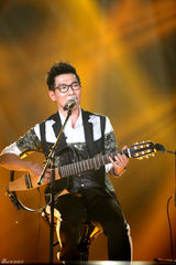 组图：歌手2邓紫棋白裙优雅 茜拉满文军补位