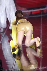 组图：美女主持爆乳装拼性感 柳岩带伤上阵跌倒