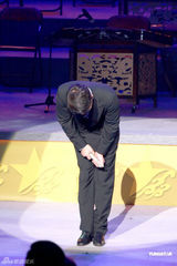 幻灯：黎明现身《泰山》演出 曾志伟主持认真严肃