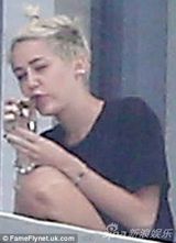 组图：麦莉-赛勒斯现身酒店阳台 疑似吸大麻