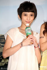 幻灯：侯佩岑清新代言展歌喉 劝新人炒作别太过分